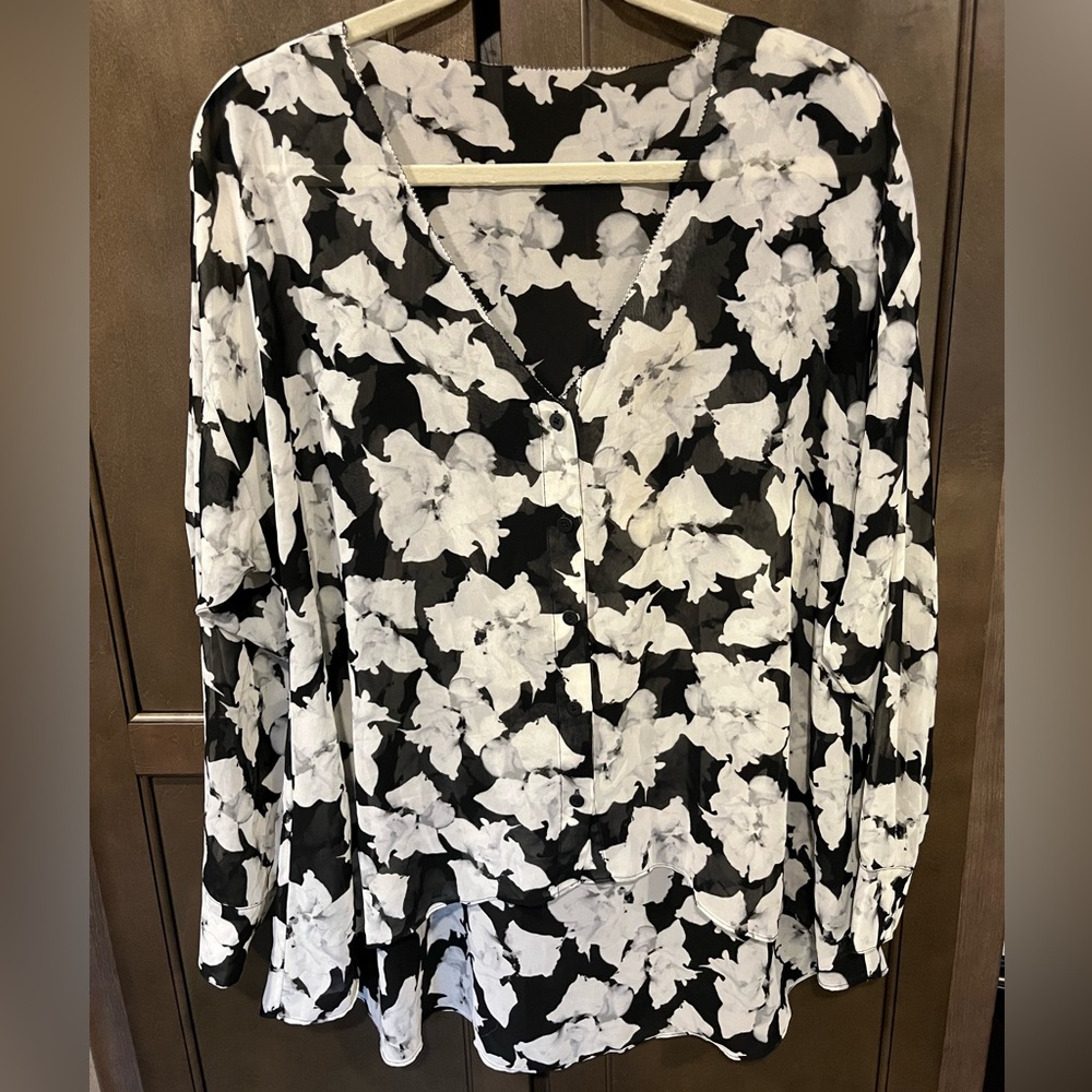 Black & White Rachel Roy Women’s XL Feather Blouse with Loose Cut and Hem Line